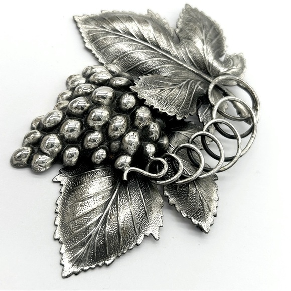 Napier Vintage Grape Leaf Large Brooch - Picture 2 of 6
